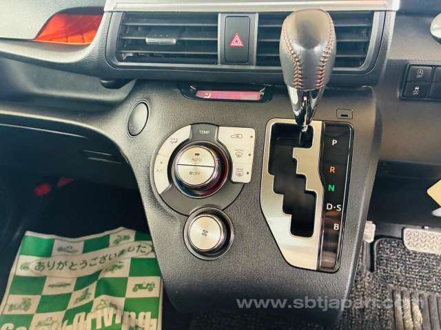 2017 TOYOTA SIENTA G CUERO