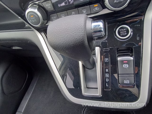 2017 NISSAN SERENA X V SELECTION