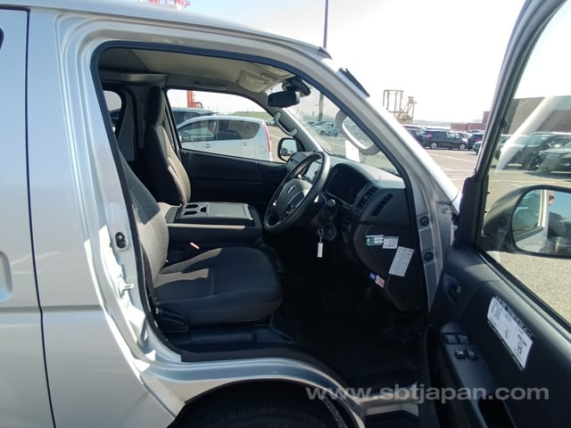 2019 TOYOTA REGIUSACE VAN DX