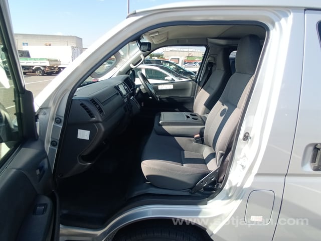 2019 TOYOTA REGIUSACE VAN DX