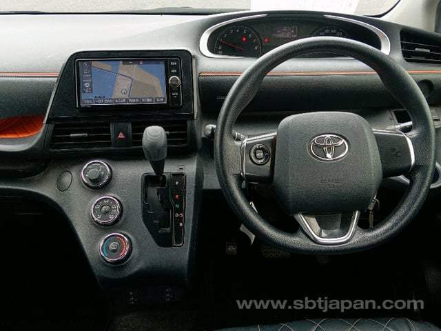 2017 TOYOTA SIENTA X