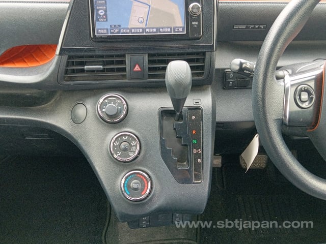 2017 TOYOTA SIENTA X